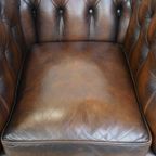 Donkere, Statige En Rustieke Rundleren Engelse Chesterfield Fauteuil Met Bolpootjes thumbnail 7