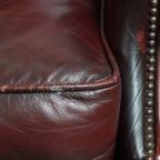 Set Van 2 Mooie En Comfortabele Bordeauxrode Rundleren Oorfauteuils + Hocker In Engelse Stijl thumbnail 17