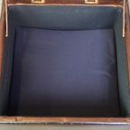 Geweldige Donkerbruine Rundleren Chesterfield Ottoman/ Hocker Met Opbergvak thumbnail 10