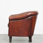 Mooie Tijdloze Schapenleren Clubfauteuil In Een Warme Diepe Kleur En Afgewerkt Met Zwarte Biezen thumbnail 5