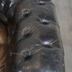 Zeer Luxe, Antieke Rundleren 3 Zits Chesterfield Bank Met Een Uniek Karakter En Een Uitmuntend Pa thumbnail 9