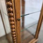 Vintage Houten Vitrinekast Met Bobbin Accent : 4 Zijdes Glas thumbnail 12