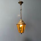 Hoekige Messing Lantaarn Hanglamp Met Geel Glas thumbnail 10