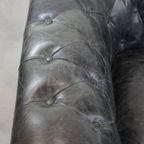 Tijdloze En Klassieke Set Ruime Zwarte Chesterfield Fauteuils Van Karaktervol Generfd Rundleer thumbnail 8