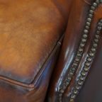 Comfortabele Schapenleren Oorfauteuil Met Een Afwerking Met Siernagels En Warme Kleuren thumbnail 13
