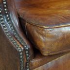 Comfortabele Vintage Engelse Stijl Schapenleren Oorfauteuil Met Een Prachtige Warme Kleurstelling thumbnail 2