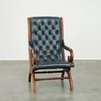 Sierlijke Donkerblauwe Chesterfield Fauteuil Gemaakt Van Rundleer En Gecombineerd Met Hout thumbnail 2