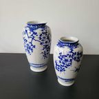 2 Nippon Tokusei Vaasjes Gedecoreerd Met Blauw  / Witte Sakura Bloesem Patroon. thumbnail 7