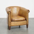 Tijdloze En Stijlvolle Schapenleren Clubfauteuil Met Prachtige Kleuren En Goed Zitcomfort thumbnail 6