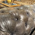 Vintage Chesterfield 3 Zits Bank Op Wieltjes Generfd Grijs/Bruin Leer thumbnail 3