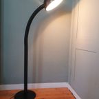 Grote 70's Zwarte Leeslamp / Staande Lamp Met Opengewerkte Kap. thumbnail 2