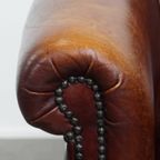 Charmante Rundleren Clubfauteuil In Engelse Stijl Met Een Vast Zitkussen En Een Prachtig Patina thumbnail 9