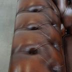 Luxe En Imposante In Goede Staat Verkerende Rundleren Chesterfield Clubfauteuil In Engelse Stijl thumbnail 6