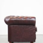 Comfortabele En Karaktervolle Donkerrode Engelse Rundleren Chesterfield Fauteuil Met Bolpootjes thumbnail 4