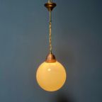 Opaline Glazen Bollamp Met Koperen Armatuur thumbnail 4