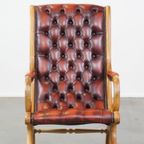 Luxe En Klassieke Rood Gevlamde Engelse Rundleren Chesterfield Fauteuil Met Sierlijke Details thumbnail 3