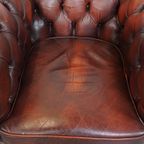 Karaktervolle Donkerrode Engelse Rundleren Chesterfield Fauteuil Met Een Comfortabele Zit thumbnail 7