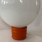 Mushroom Lamp Met Oranje Houten Voet En Wit Glazen Bol thumbnail 3