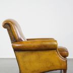 Comfortabele Gele Grote Engelse Stijl Rundleren Fauteuil Met Een Correcte Afwerking Met Siernagel thumbnail 4