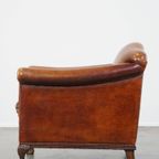 Zeer Mooie Schapenleren Fauteuil Met Een Luxe Vormgeving En Hout Gesneden Poten thumbnail 6