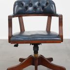 Klassieke En Tijdloze Blauwe Rundleren En Houten Chesterfield Bureaustoel In Engelse Stijl thumbnail 2