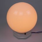 Art Deco Plafondlamp Met Ronde Glazen Bol En Porseleinen Armatuur thumbnail 5