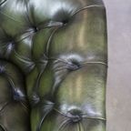 Donkergroene In Goede Staat Verkerende Rundleren Engelse Chesterfield Fauteuil thumbnail 9