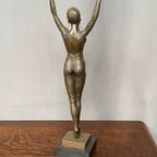 Bronzen Art Deco-stijl Beeld Van Een Danseres Op Een Marmeren Sokkel. thumbnail 6