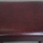 Set Van 2 Mooie En Comfortabele Bordeauxrode Rundleren Oorfauteuils + Hocker In Engelse Stijl thumbnail 26