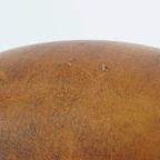 Karaktervolle Vintage Schapenleren Clubfauteuil Met Siernagels En Zwarte Biezen thumbnail 13