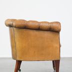 Antieke, Karakteristieke Schapenleren Chesterfield Clubfauteuil Op Wieltjes thumbnail 4