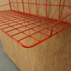 Rood Metalen Wandrek Met Legplank En Mandje Vintage thumbnail 3