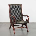 Elegante Groene Rundleren Engelse Chesterfield Fauteuil Met Een Sierlijke Afwerking Met Hout thumbnail 2