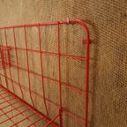 Rood Metalen Wandrek Met Legplank En Mandje Vintage thumbnail 9
