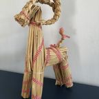 Zweedse Julbock Van Stro Met Rood Wit Lint, Hoog 34 Cm thumbnail 2