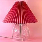 Mooie Massief Glazen Vintage Lamp Met Nieuwe Roze Plissé Kap thumbnail 2