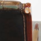 Karaktervolle Groene Vintage Rundleren Engelse Chesterfield Fauteuil Met Een Sierlijke Vormgeving thumbnail 7