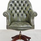 Grote Groene Rundleren Chesterfield Bureaustoel Op Wieltjes Met Een Hoge Rug thumbnail 2