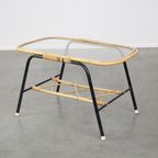 Leuke Vintage Jaren ’60 Rotan Salontafel Met Glazen Tafelblad Met Een Mooi Zwart Metalen Frame thumbnail 2