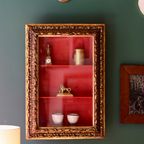Antieke Wandvitrine – Goudkleurig Hout En Rood Fluweel thumbnail 5