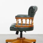 Groene Klassieke En Tijdloze Chesterfield Bureaustoel Gemaakt Van Rundleer Op Wieltjes thumbnail 6