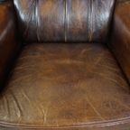 Zeer Mooie En Comfortabele Grote Schapenleren Chesterfield Oorfauteuil Met Prachtige Kleuren thumbnail 7