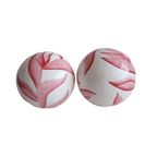 Twee Ronde Ballen Van Gips Ø 10 Cm Met Bladmotief thumbnail 4