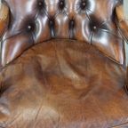 Comfortabele En Klassieke, Prachtig Gekleurde Engelse Rundleren Chesterfield Fauteuil thumbnail 9