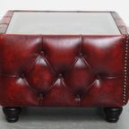 Mooie Rundleren Chesterfield Bijzet/ Salontafel In Een Mooie Rode Kleur Met Glazen Blad thumbnail 7