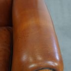 Sierlijke Schapenleren Oorfauteuil Met Zwarte Biezen En Klassieke Vormen thumbnail 8