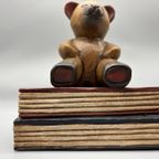 Boekensteun Houten Beer Op Boeken Indonesisch thumbnail 4