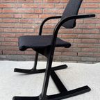 Stokke Peter Opsvik Actulum Ergonomisch Gevormde Schommelstoel - Zwarte Bekleding En Houten Frame thumbnail 9