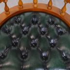 Groene Klassieke En Tijdloze Chesterfield Bureaustoel Gemaakt Van Rundleer Op Wieltjes thumbnail 7