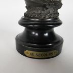 Zinklegering - Verbronsd 2 Beelden Op Houten Sokkel - 'Au Secours' - Le Sauveteur' - Rond 1900 thumbnail 5